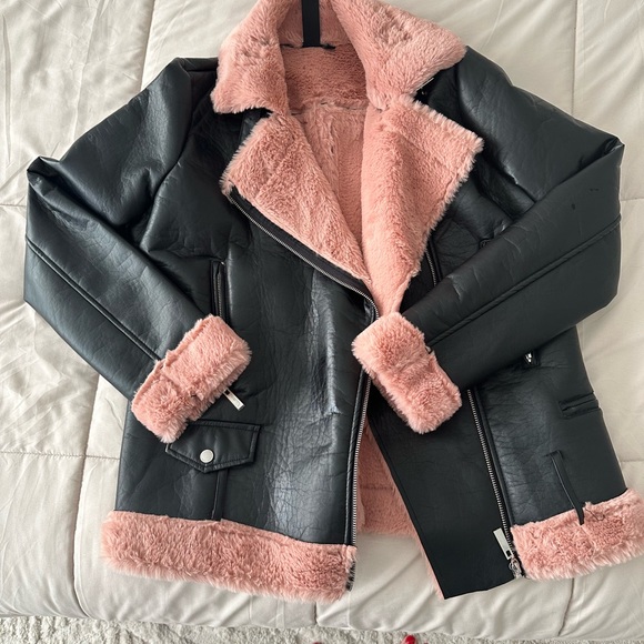 NEW WITHOUT TAGS- Vegan leather Jacket with faux fur lining - Picture 6 of 6